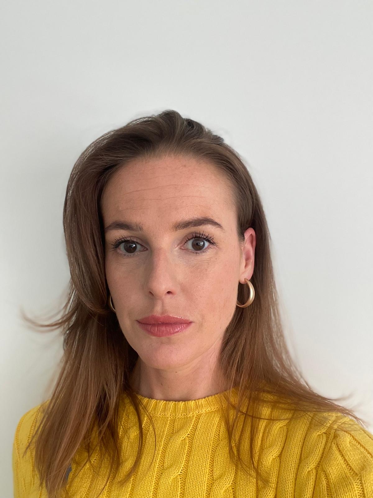 Gerda na de transformatie in warme gele trui