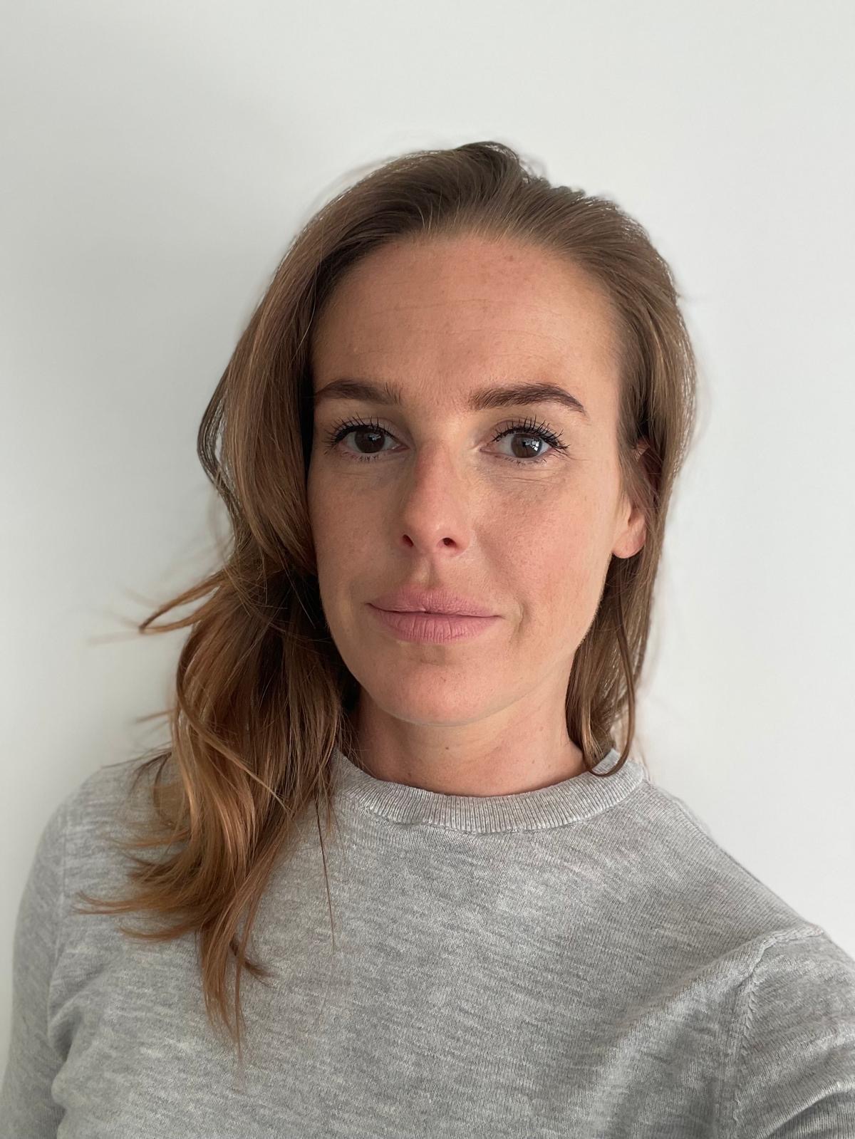 Gerda voor de transformatie in grijze trui