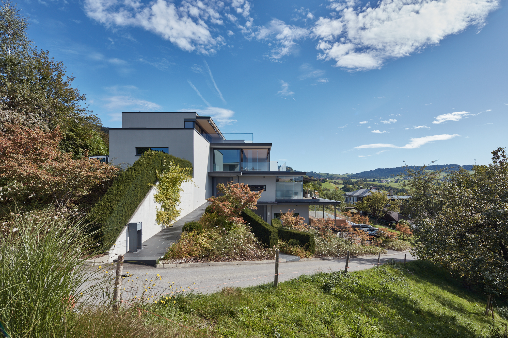 Modernes Haus mit Blick auf See und Berglandschaft
