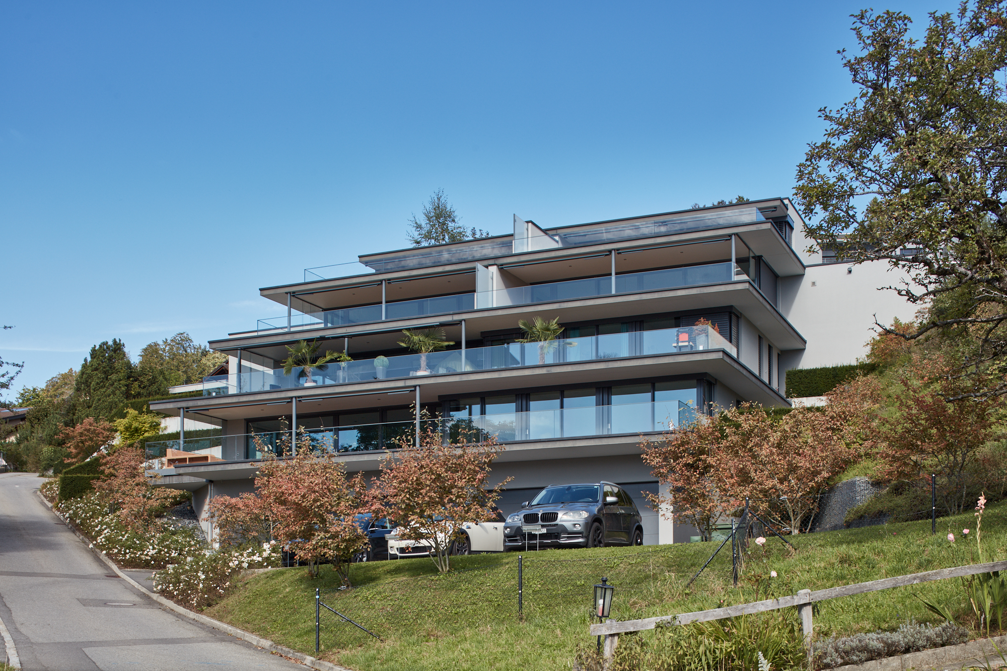 Mehrfamilienhaus mit breiten Balkonen und gepflegtem Garten