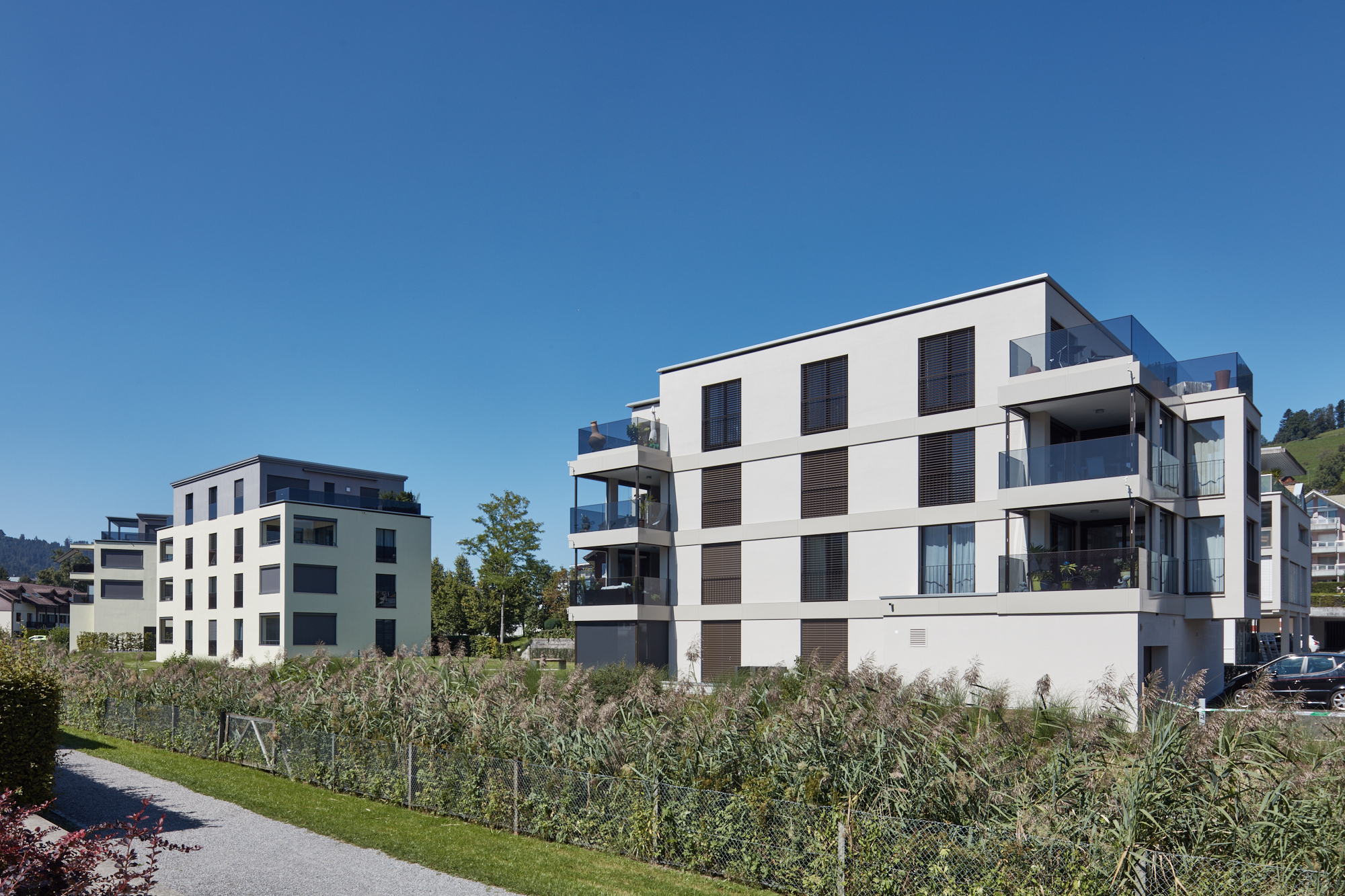 Modernes Einfamilienhaus mit Seeblick und Berglandschaft