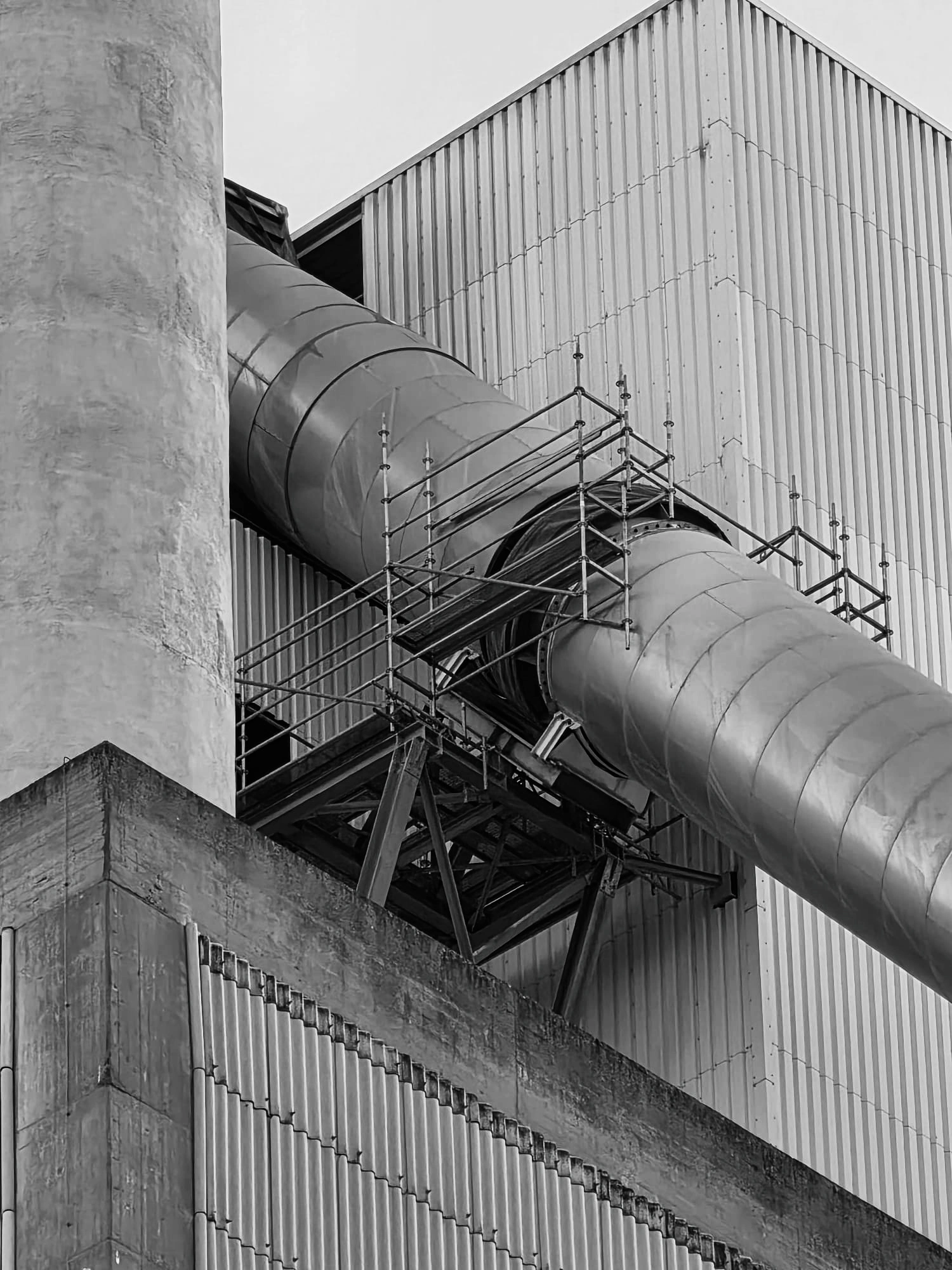 Hängegerüst in 89 m Höhe zur Sanierung eines Kompensatorringes an einer Industrieanlage — K&K Spezialgerüstbau Hängegerüstbau