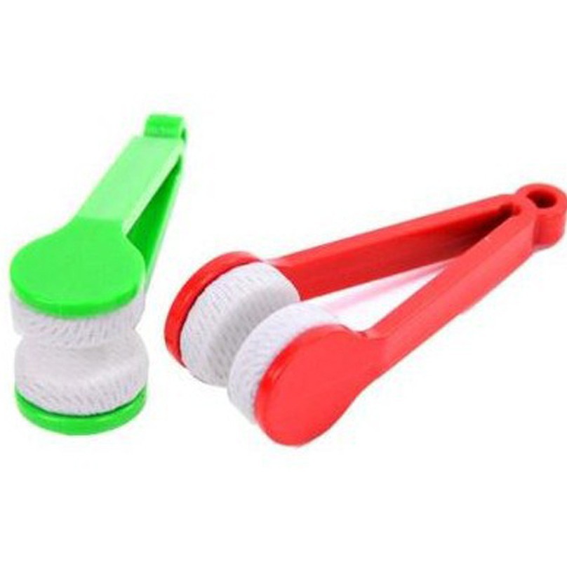 Brosse nettoyage lunettes verte et rouge