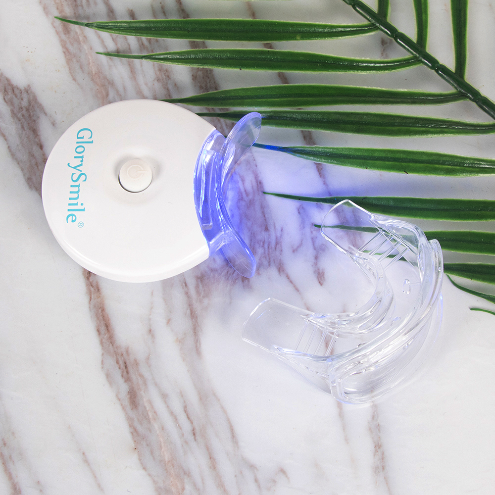 Dispositif LED GlorySmile avec gouttiere sur fond marbre