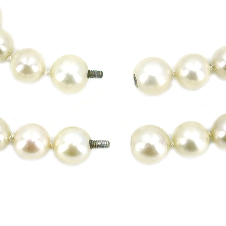 Pearl necklace with concealed screw-type closure