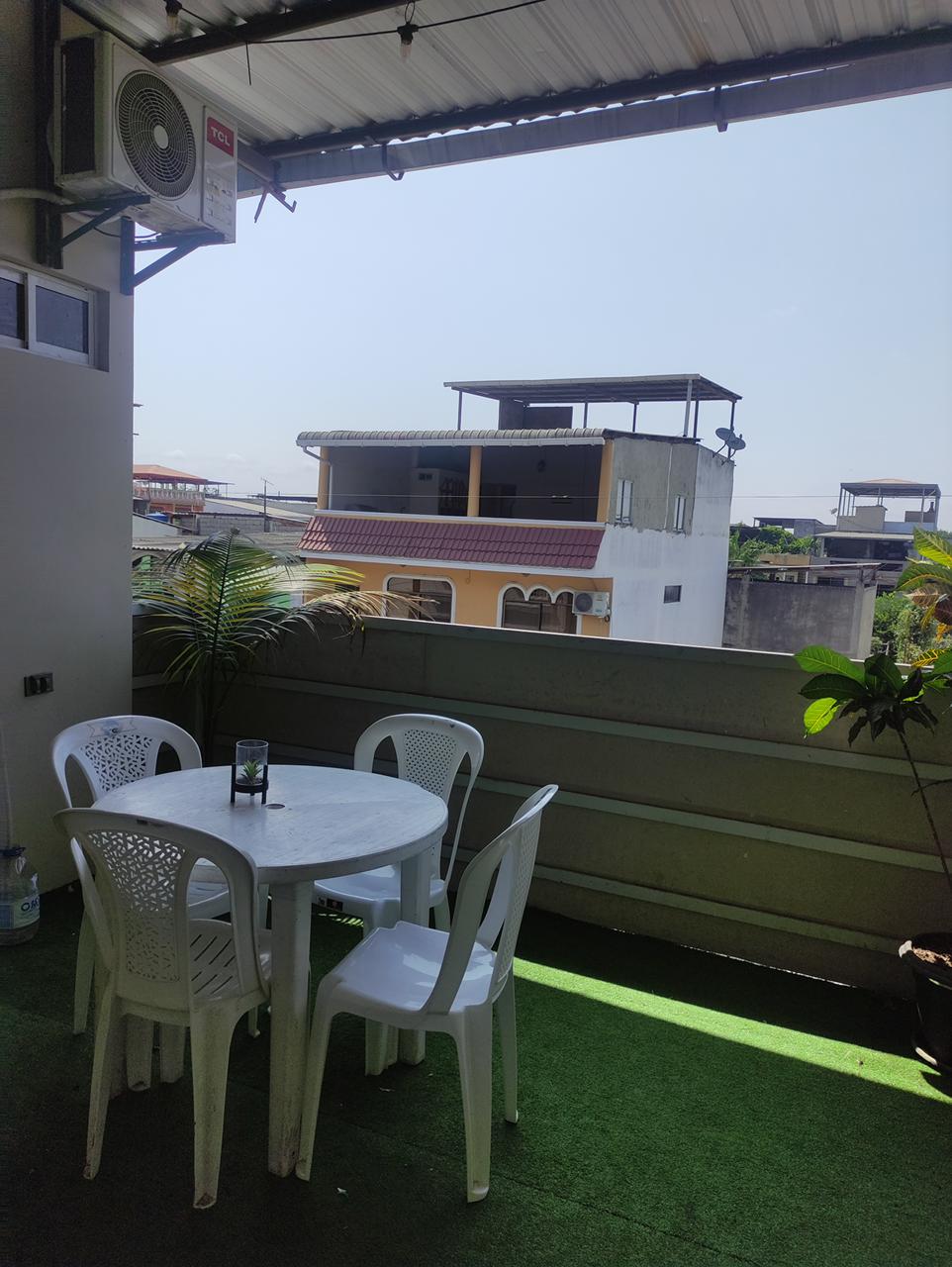 Terraza con área de descanso