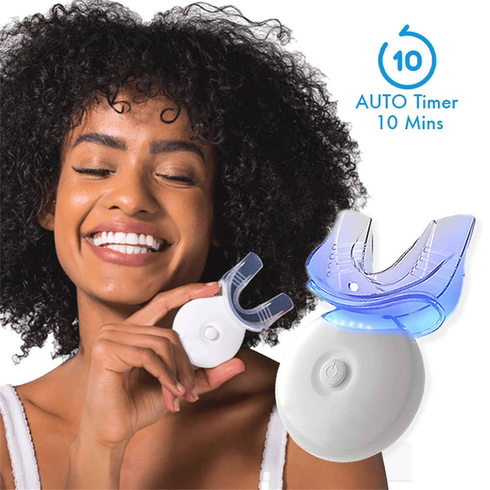 Femme souriante utilisant le kit GlorySmile avec minuterie automatique 10 minutes