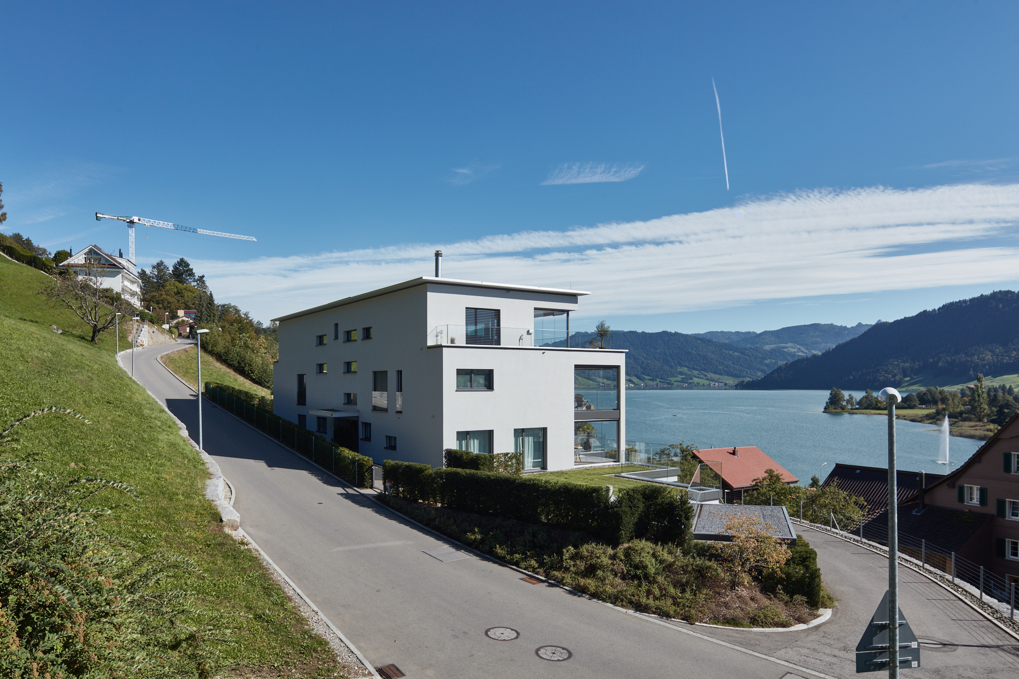 Modernes Wohnhaus an einer Hangstrasse mit Seeblick