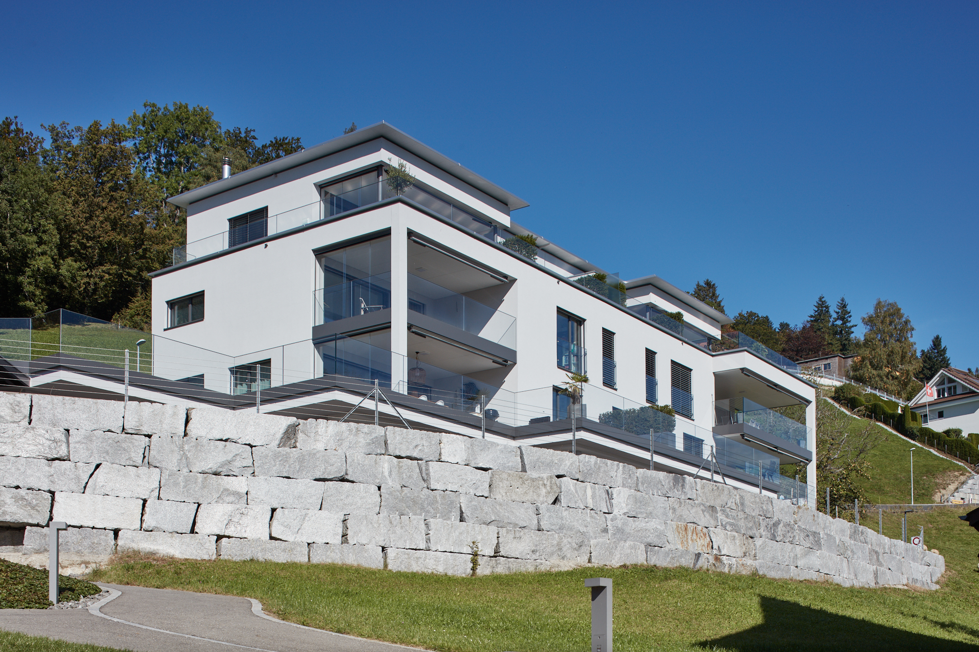 Modernes Haus mit Weitblick auf See und Berge