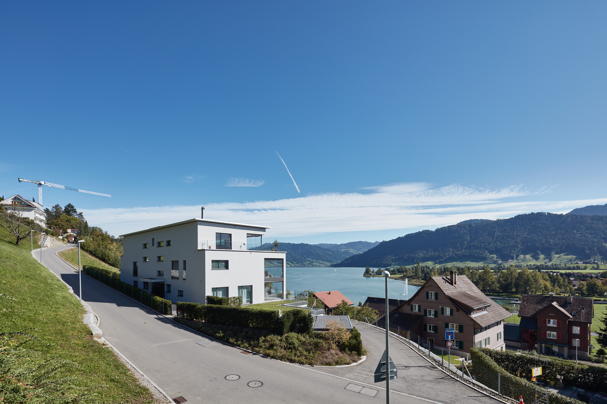 Wohnhaus mit Blick auf See, Dorf und Berglandschaft