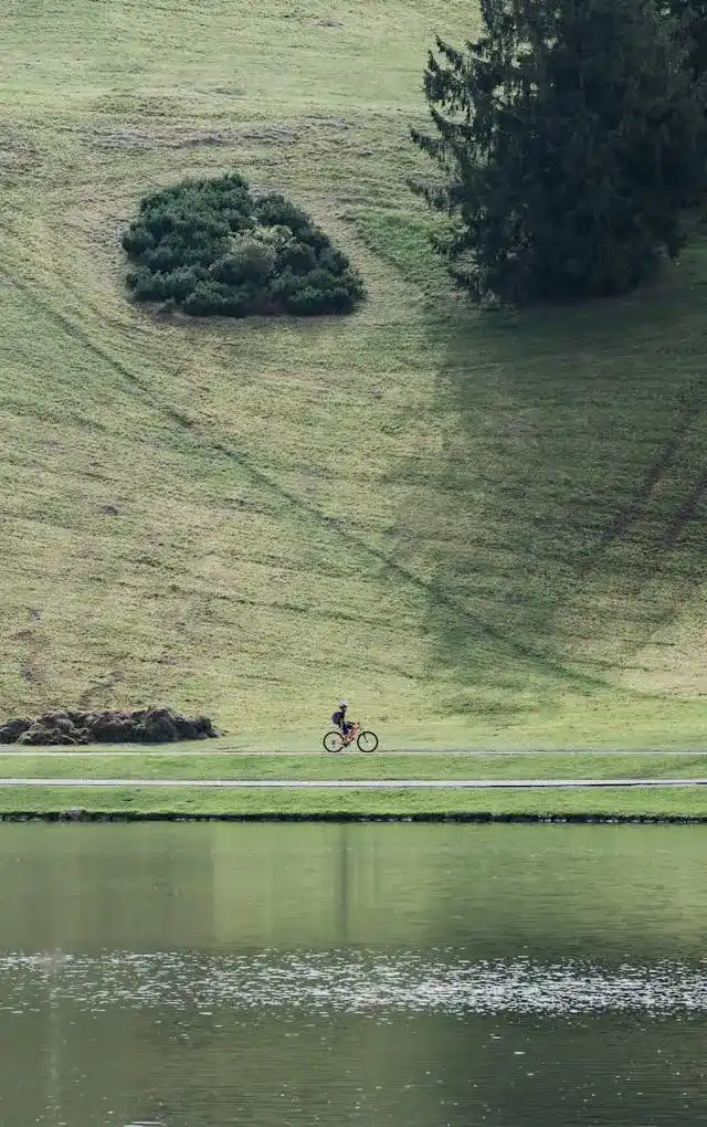 Entrenamiento al aire libre - Ciclista en un hermoso paisaje natural junto a un lago