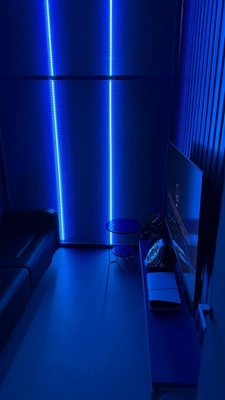 PS5 зона — угловой вид снизу, LED панели