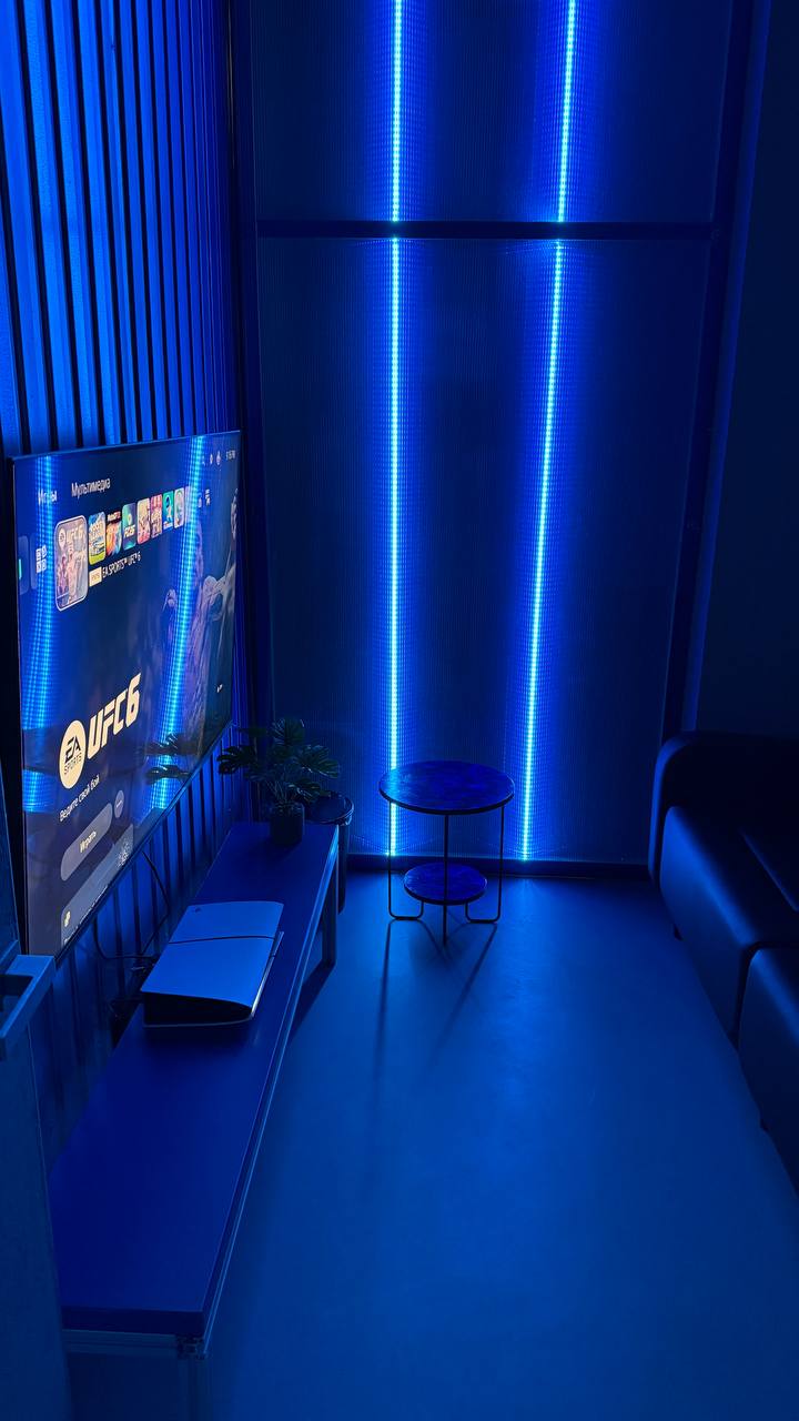 PS5 зона — синяя LED подсветка, консоль на тумбе