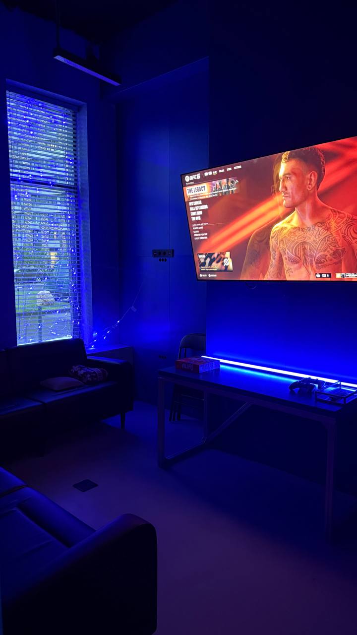 PS5 VIP зона — комната с телевизором и UFC на экране