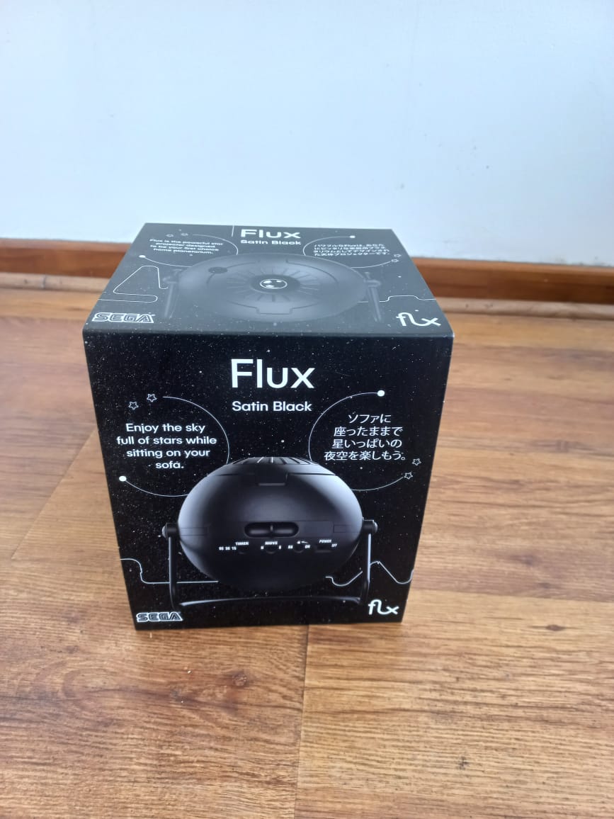 Proyector de estrellas SEGA Flux Satin Black en su empaque