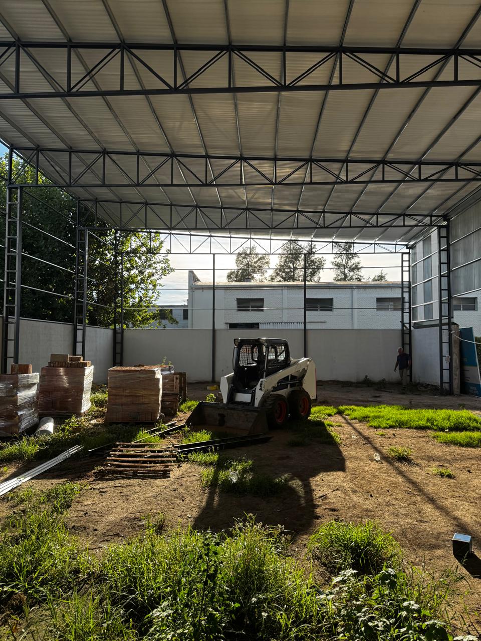 Minicargadora Bobcat en espacio de almacenamiento techado