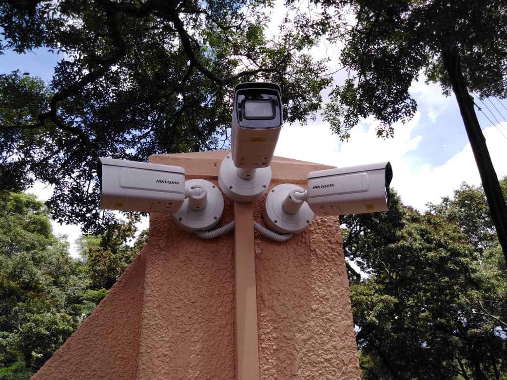 Triple camera setup for complete coverage