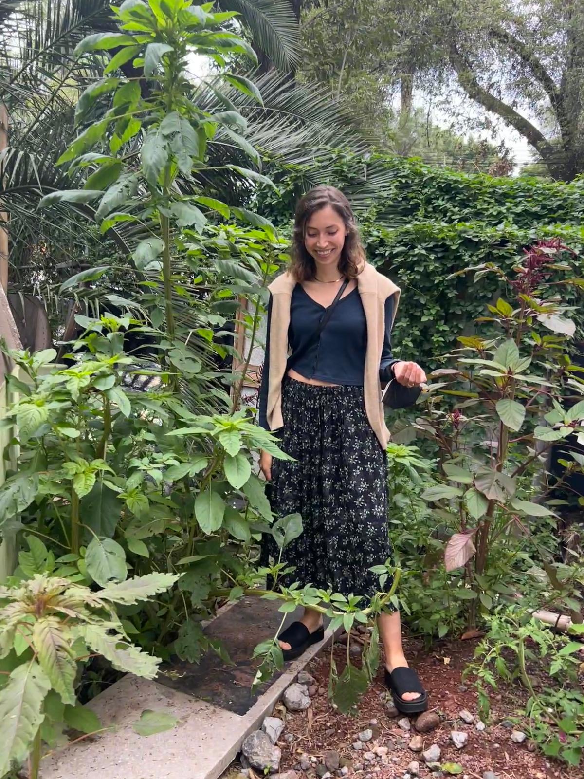 Mujer en huerto con plantas de amaranto