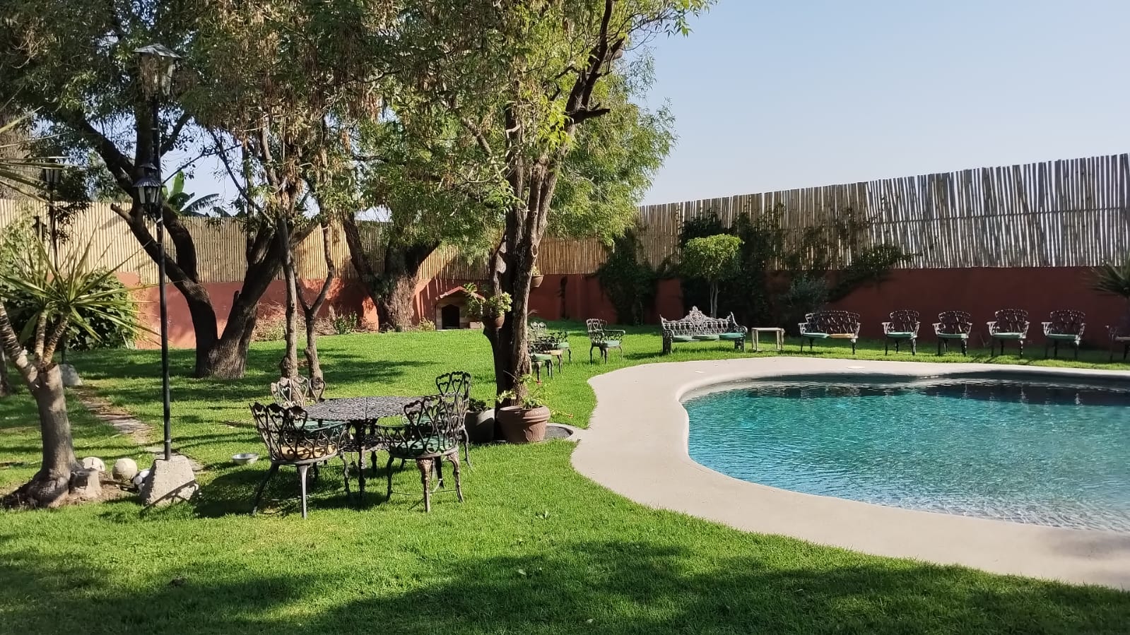 Alberca y jardín al atardecer