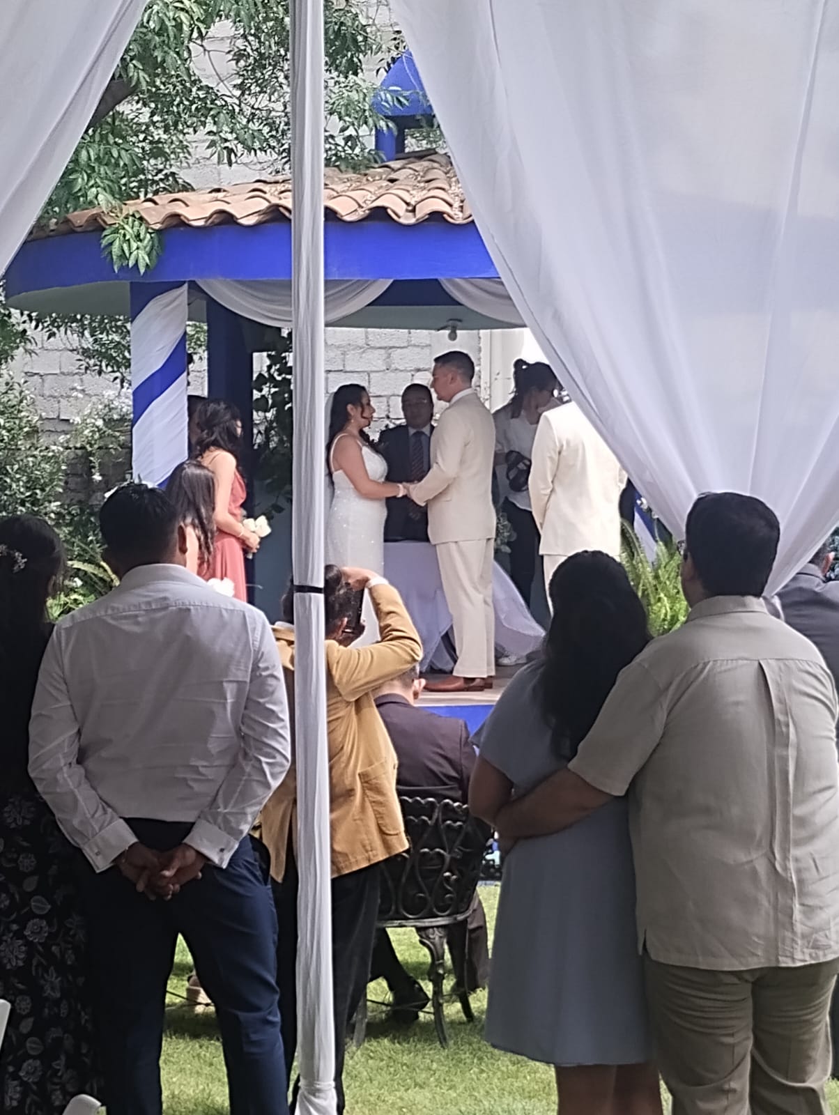 Ceremonia de boda en el kiosco azul del jardín de Más Vida Esencial