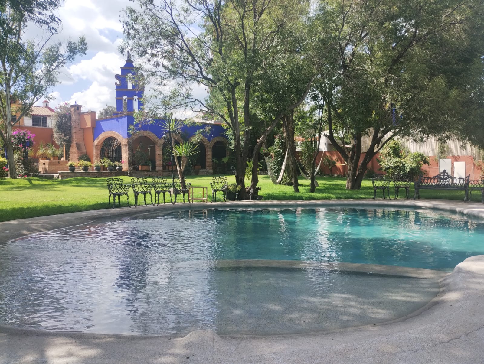 Alberca con vista a la torre azul