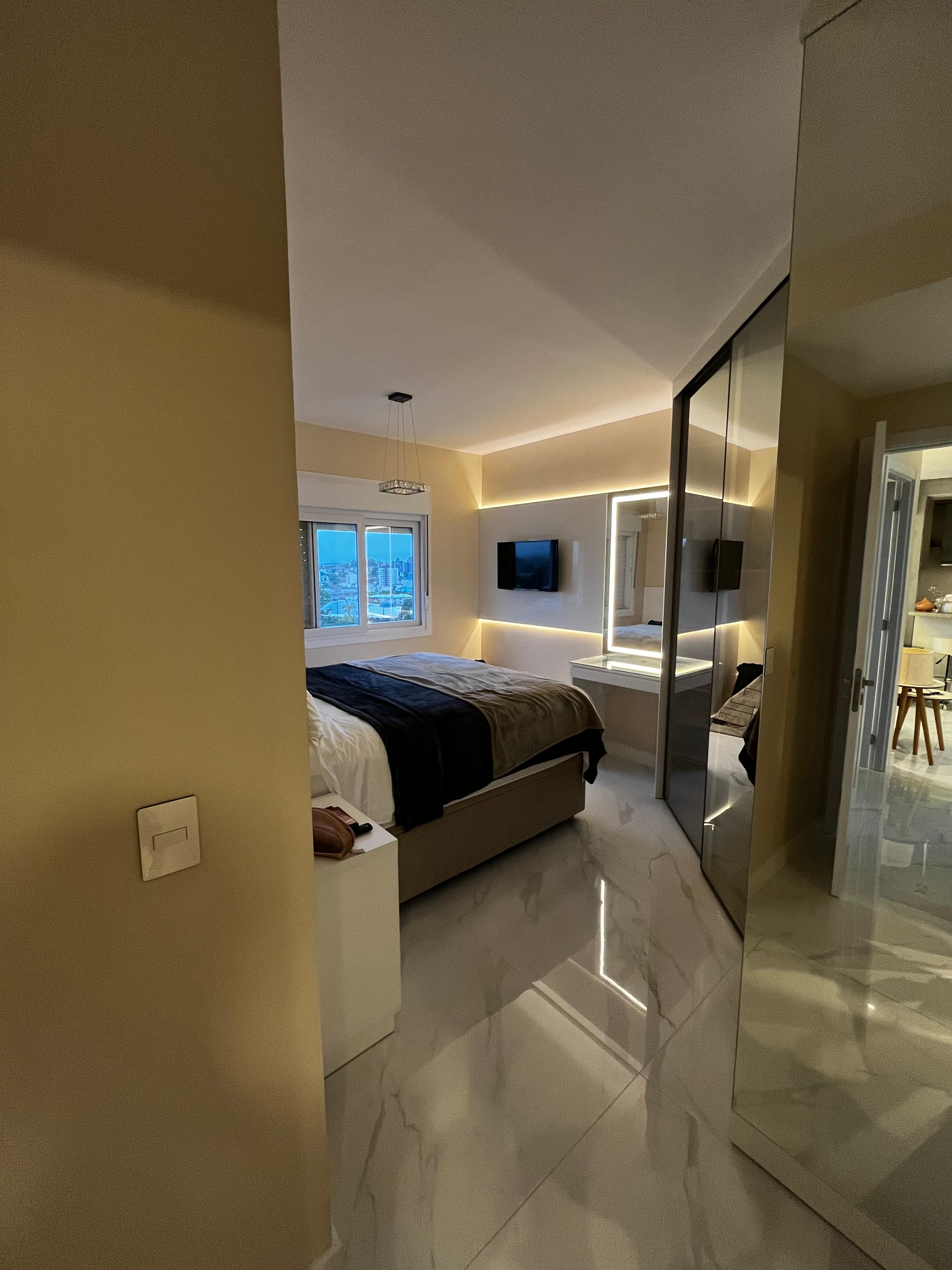 Corredor de quarto com piso de mármore e iluminação LED
