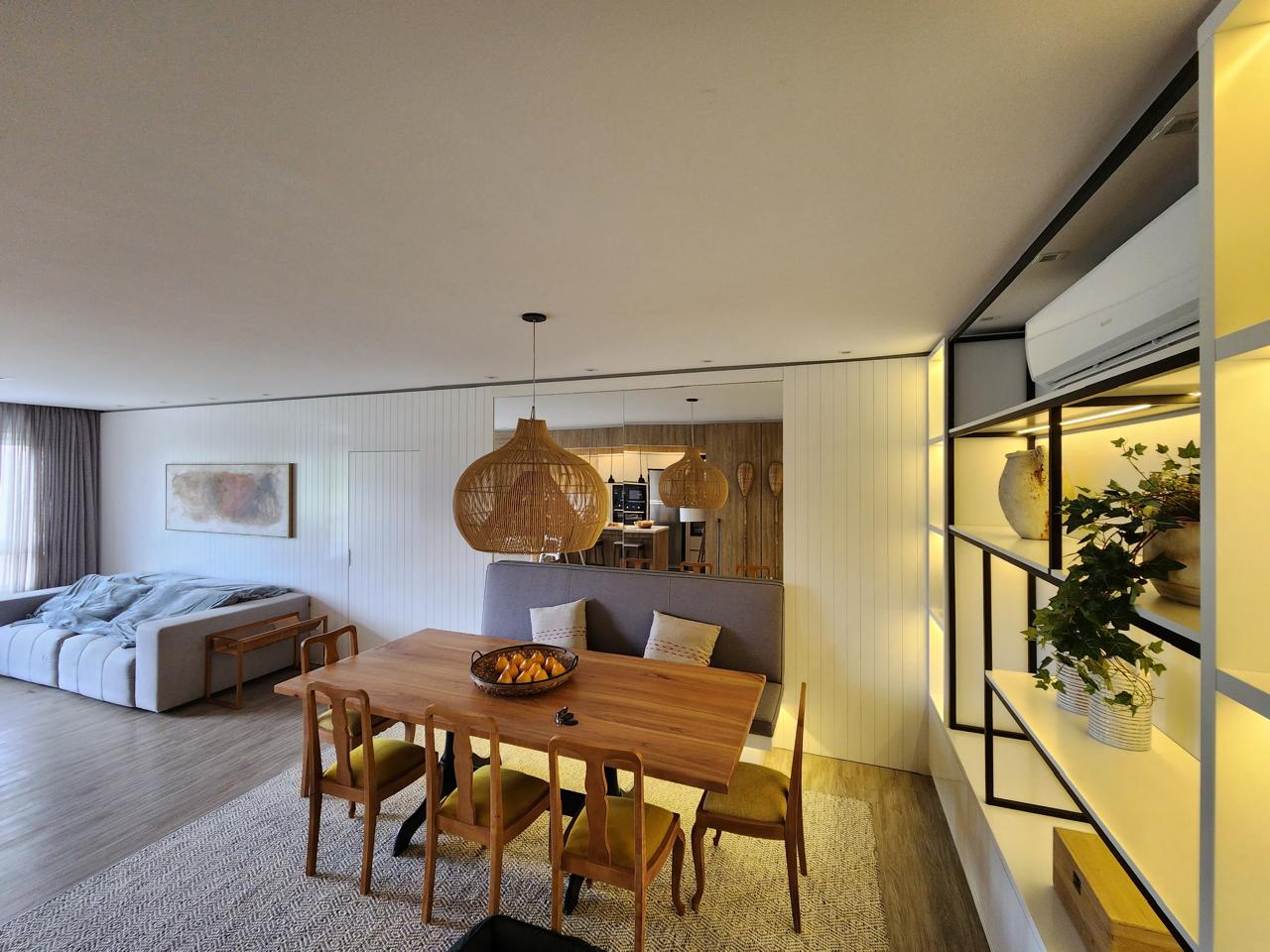 Ambiente integrado com sala de jantar e cozinha aberta