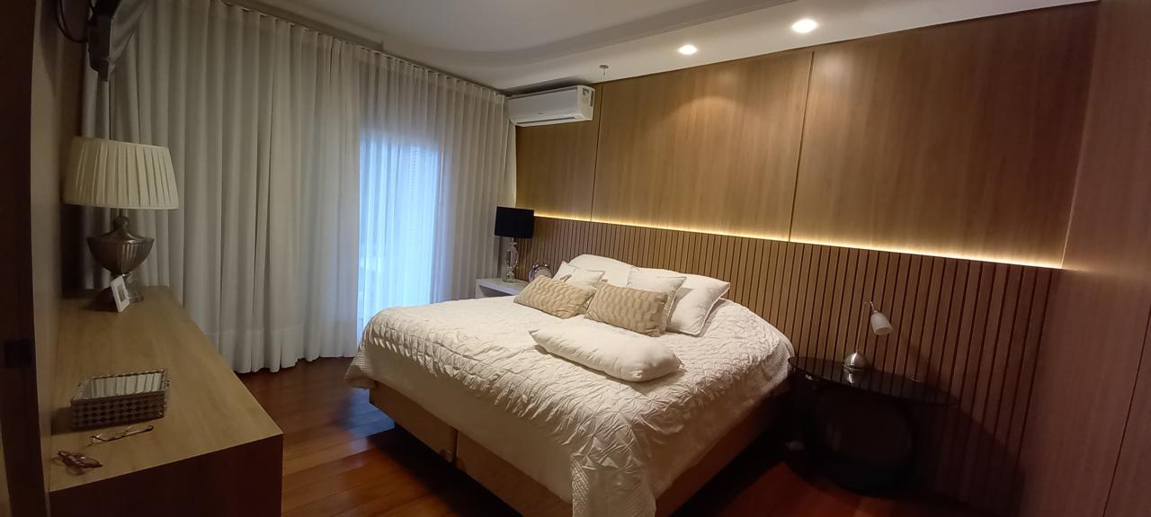 Quarto elegante com cabeceira texturizada e iluminação LED embutida
