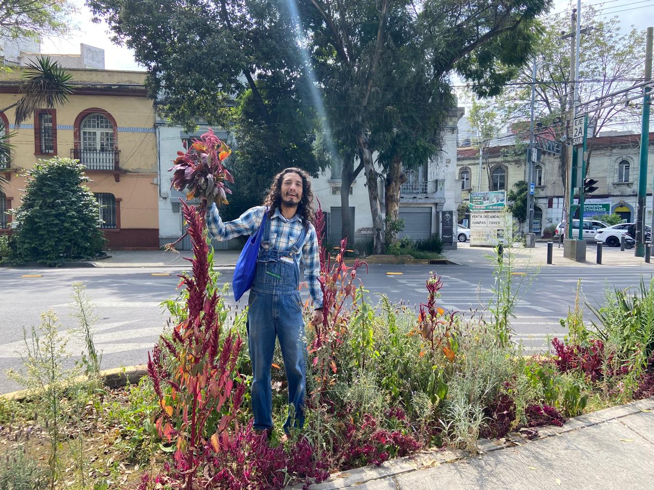 Marco Antonio en campo urbano con amaranto