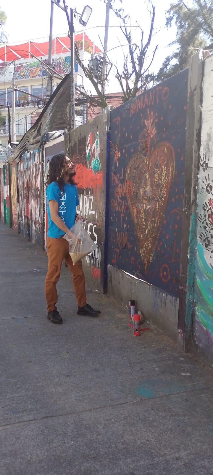 Marco Antonio con mural de amaranto