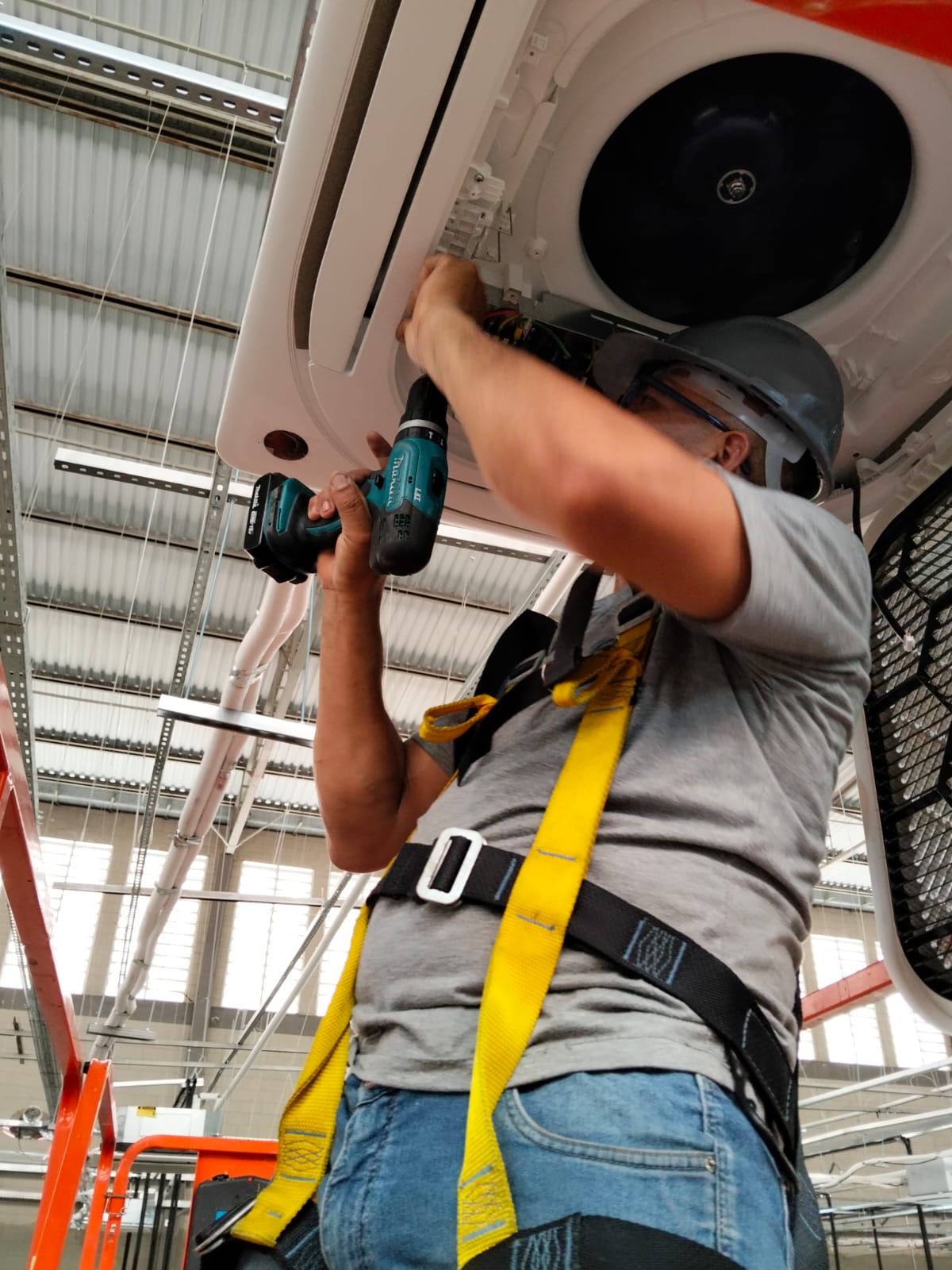 Técnico instalando e conectando ar condicionado