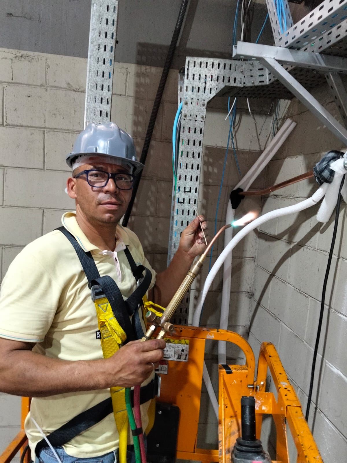 Técnico instalando fiação de ar condicionado
