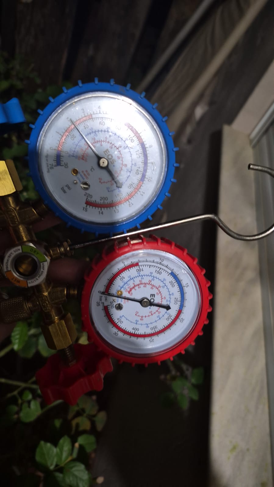 Técnico em plataforma vermelha instalando AC