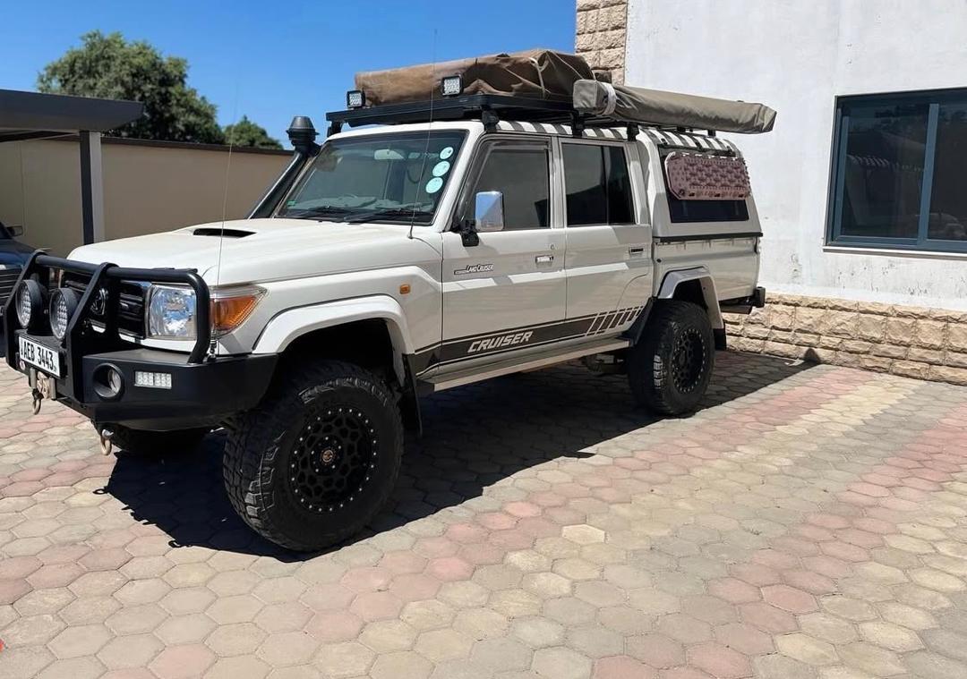 Toyota Land Cruiser 79 V8 photo 3