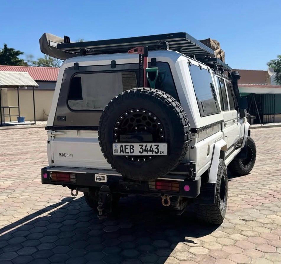 Toyota Land Cruiser 79 V8 photo 2