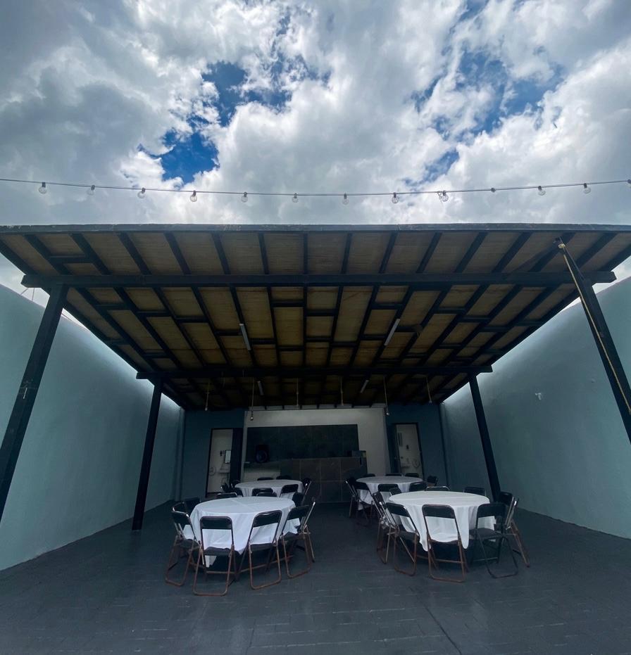 Área techada con mesas para eventos