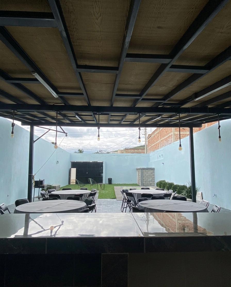 Vista desde la barra hacia el jardín