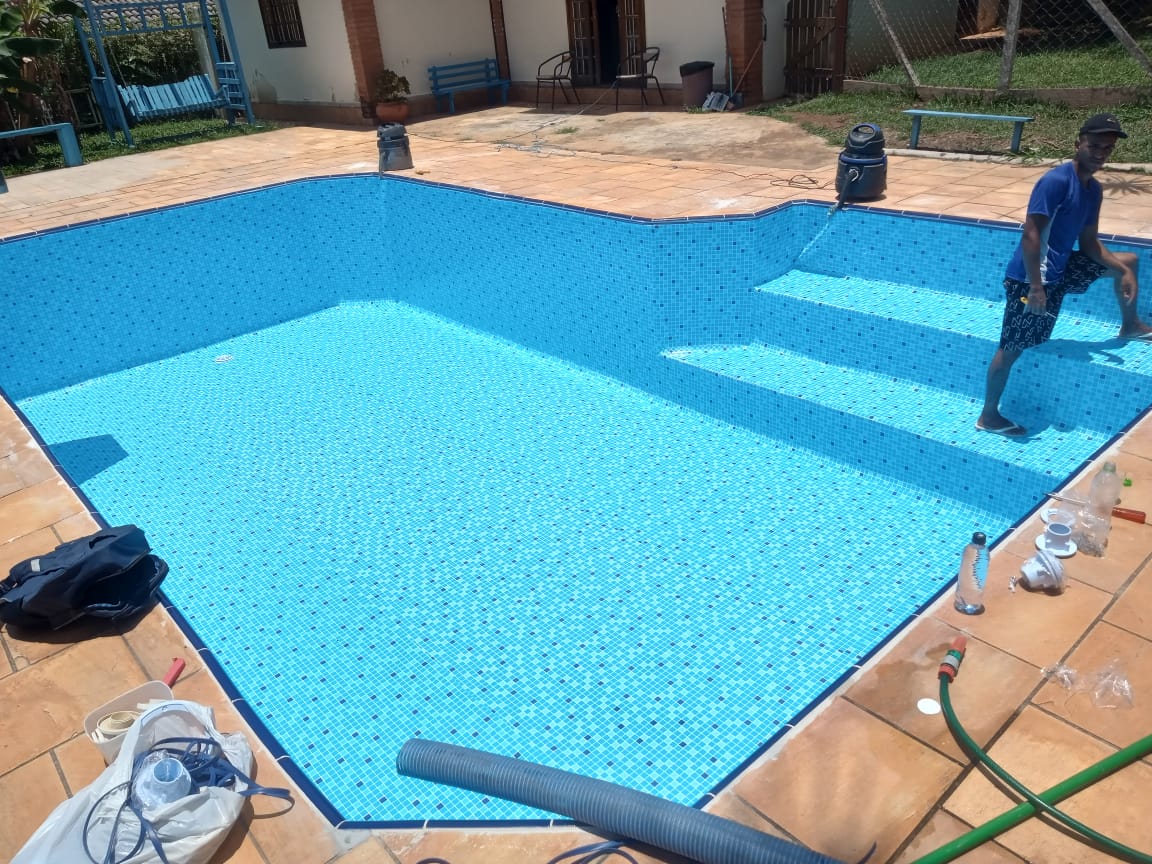 Piscina com vinil mosaico azul e degraus