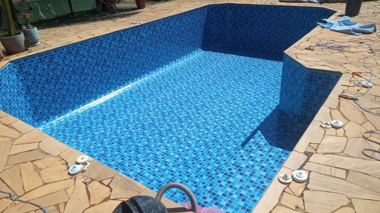Piscina com vinil azul formato irregular
