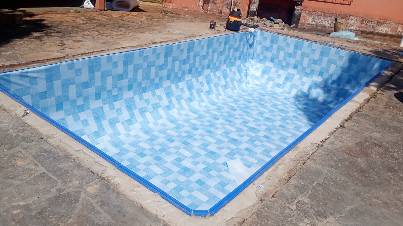 Piscina com vinil xadrez azul claro