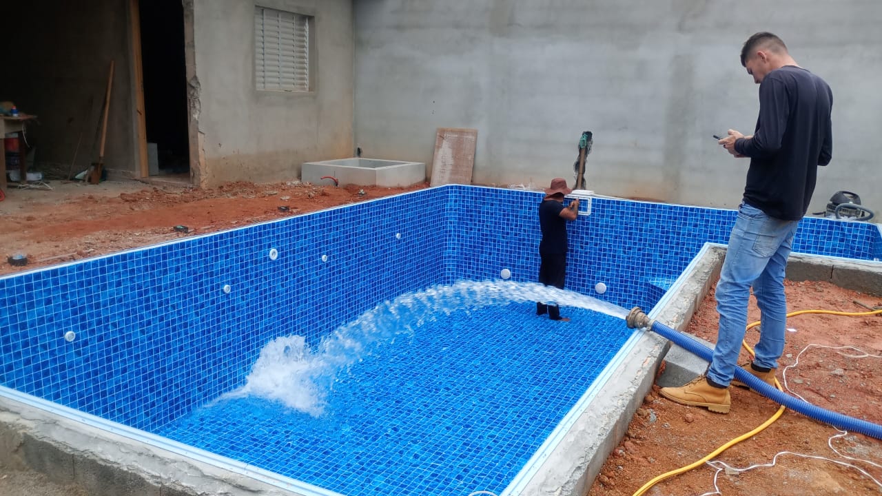 Instalação de vinil com enchimento de água