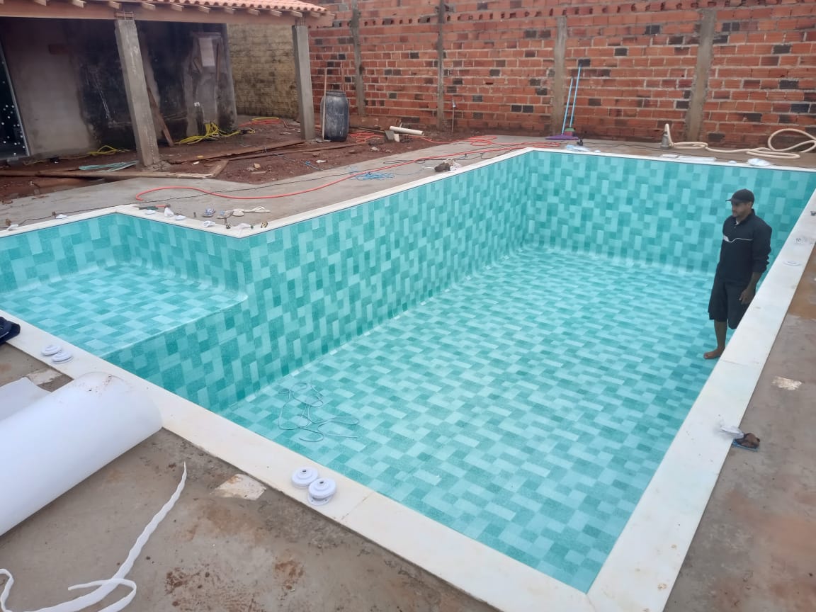 Piscina grande com vinil turquesa