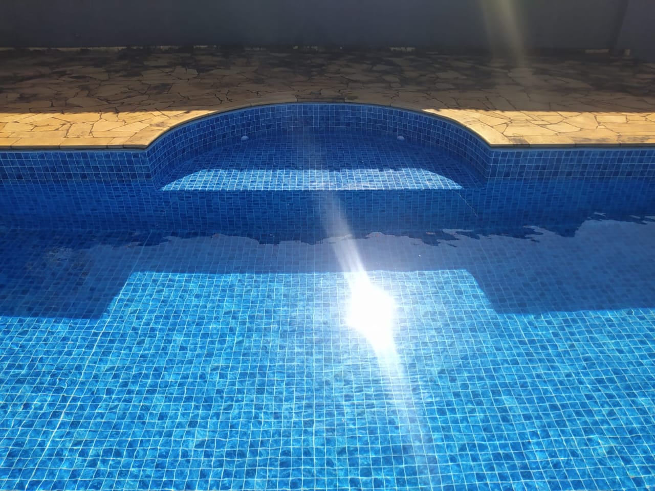 Detalhe de degraus com vinil azul e iluminação