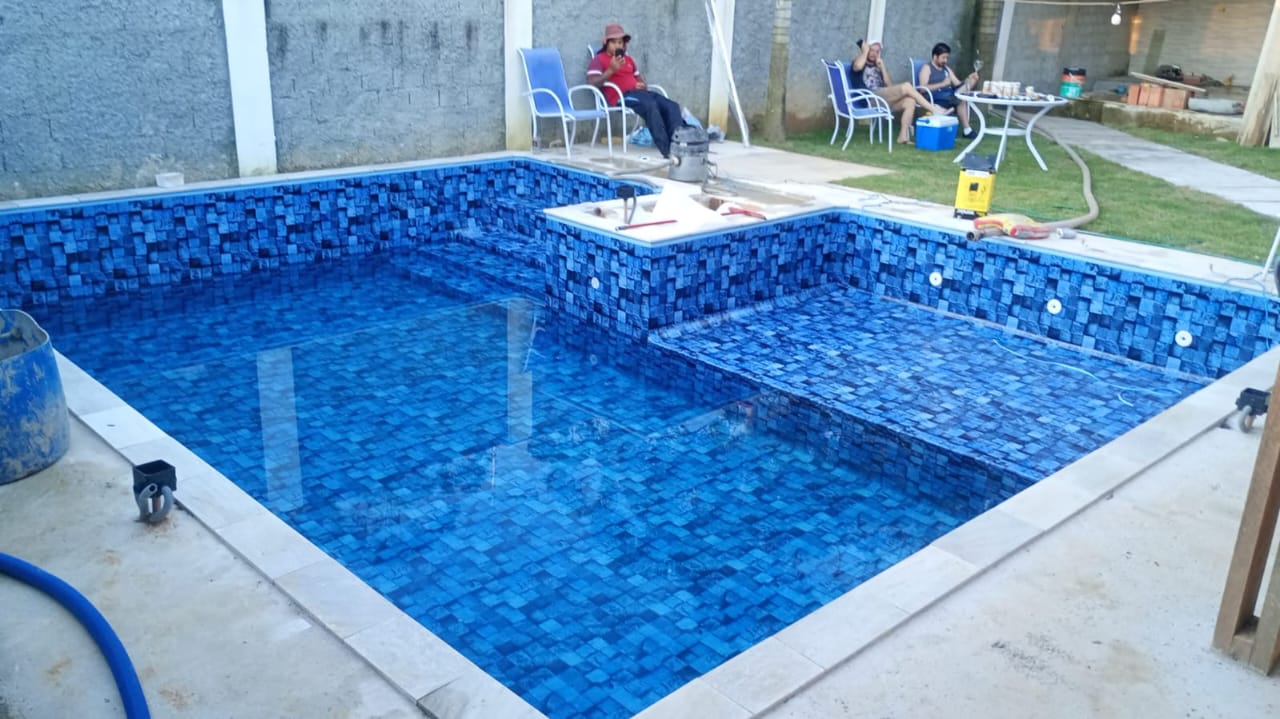Piscina com vinil azul instalada