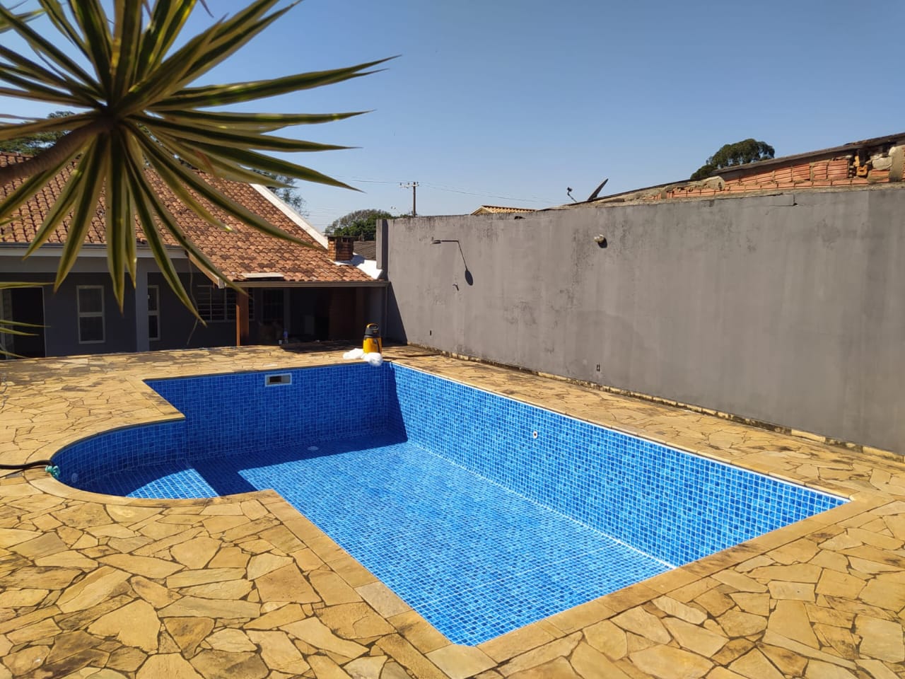 Piscina com vinil azul e prainha integrada