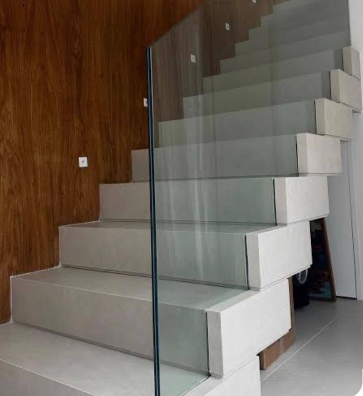 Escada com guarda-corpo minimalista