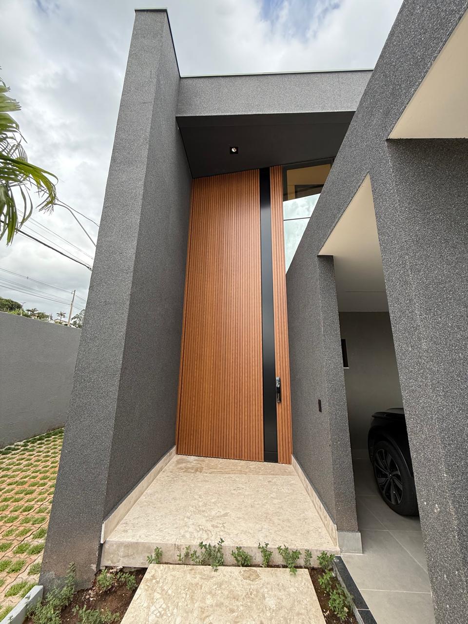 Porta pivotante em alumínio ripado amadeirado