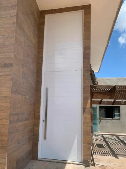 Porta pivotante em lambril