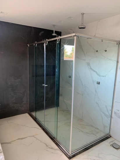 Box de vidro com acabamento premium