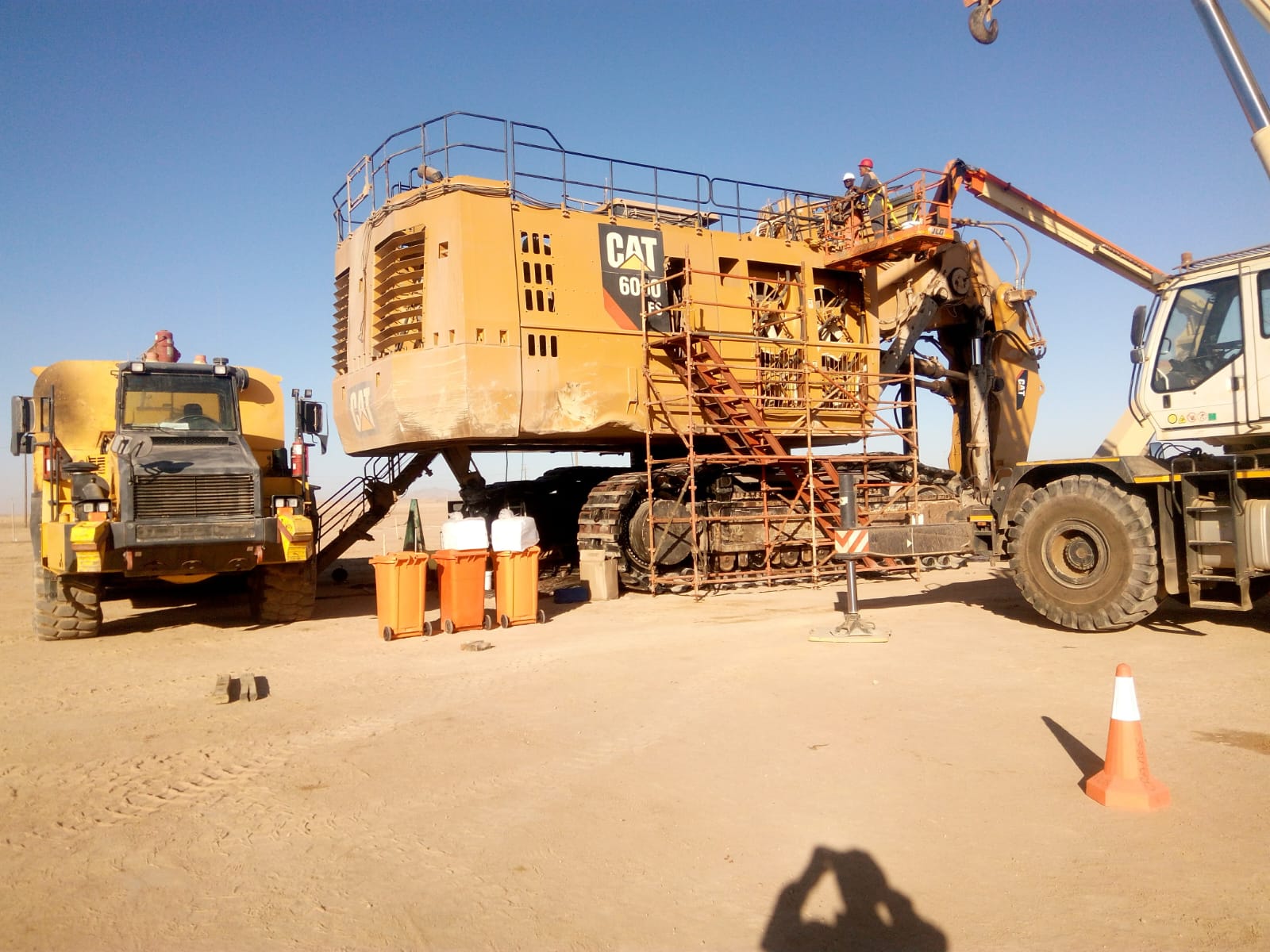 CAT 6060 mining excavator being serviced by Awomi Engineering